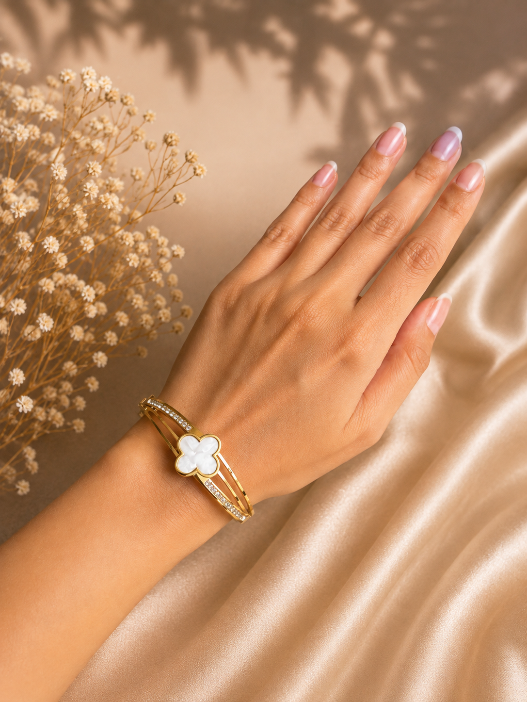 Clover Glow Screw Cuff Gold Bracelet ⭐