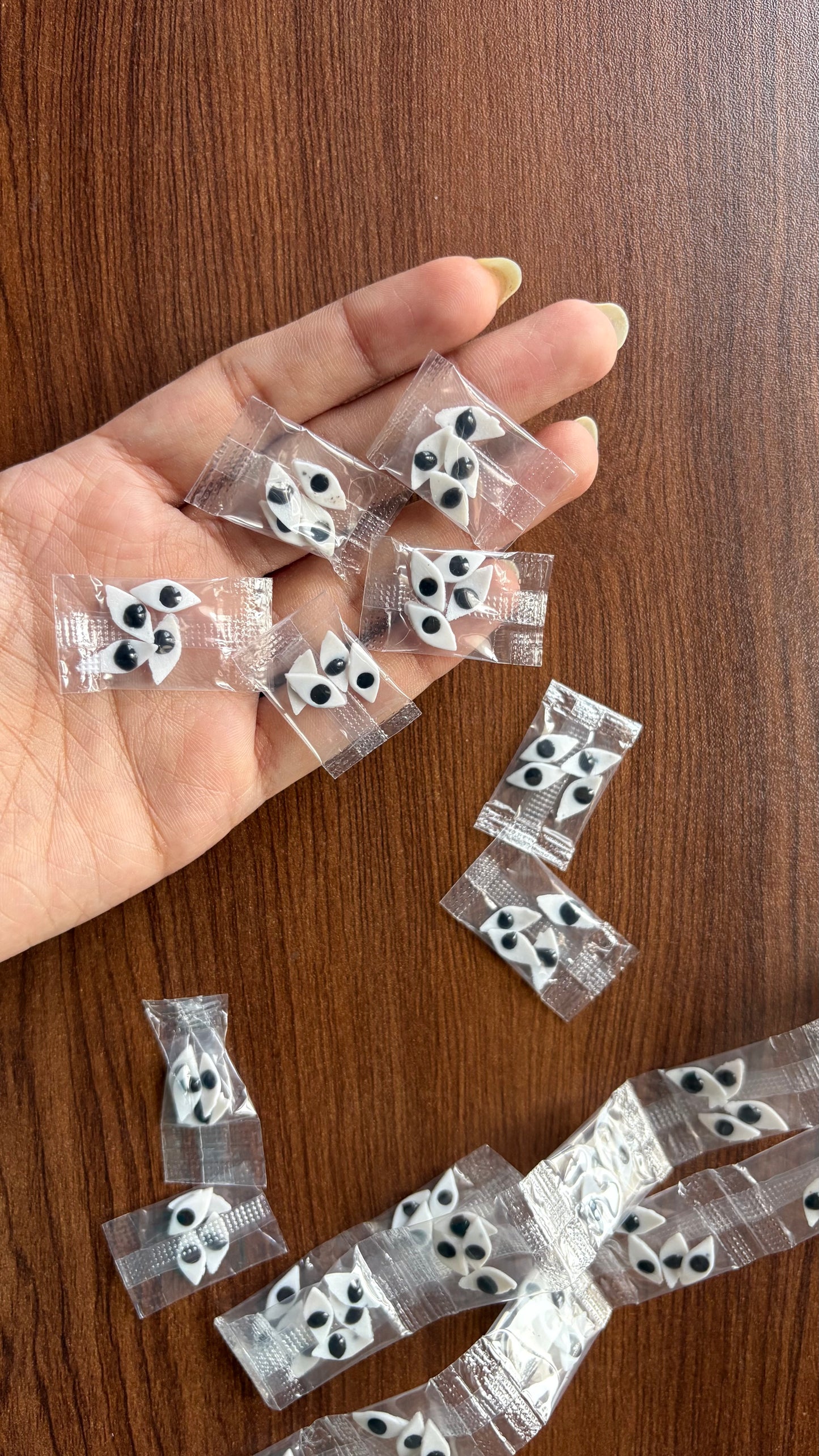 2 Pair of Eyes (Total 4 Eyes) Size 6