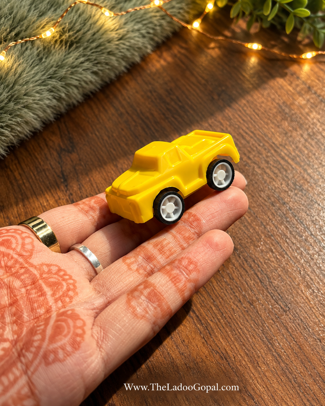 Laddu ki yellow car
